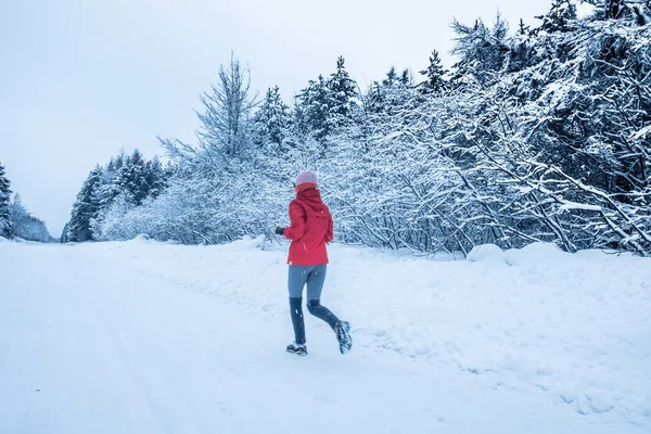 Donna in esecuzione da sola in inverno — Foto Stock