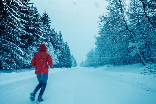 Kvinnan kör ensam i vinter — Stockfoto