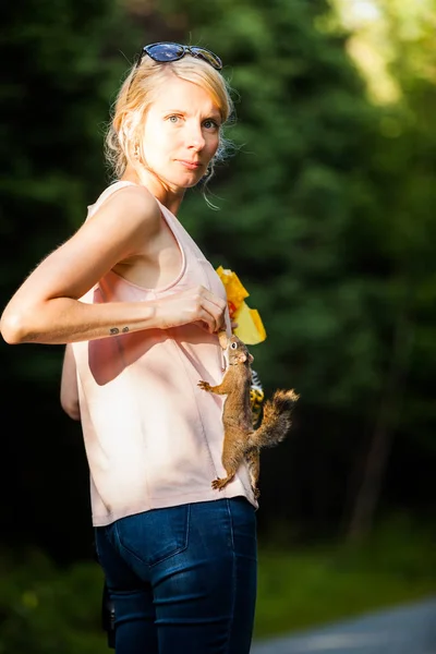Woman Feeding a Red Squirrel — Stock Photo, Image