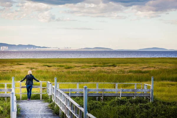 Vrouw kijken naar de verbazingwekkende landschap vanaf het balkon — Stockfoto