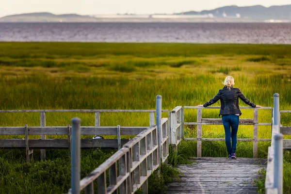 Muhteşem manzaraya bir balkondan arayan kadın