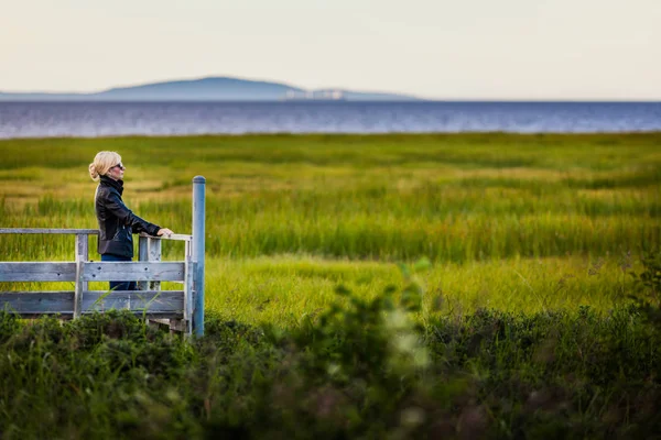 Woman Looking at the Amazing Landscape from a Balcony — Stock Photo, Image