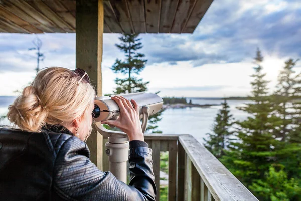 Mulher olhando para a natureza através de um Binocular — Fotografia de Stock