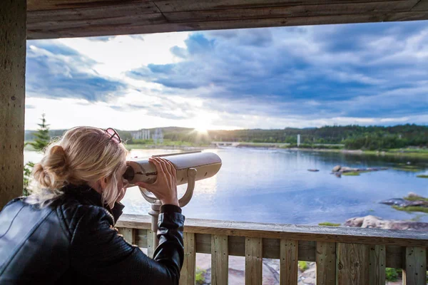 Donna che guarda la natura attraverso un binocolo — Foto Stock