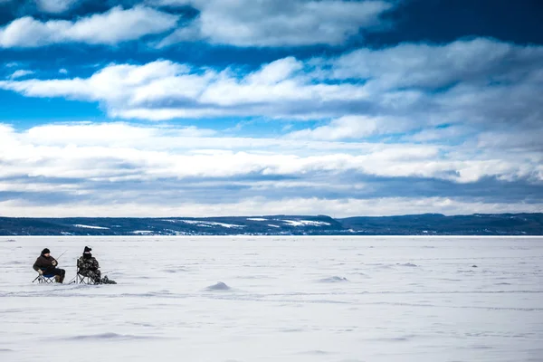 Рыбалка на льду зимой — стоковое фото