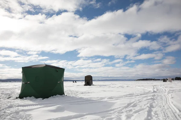 Cabane de pêche à l'éperlan en hiver — Photo