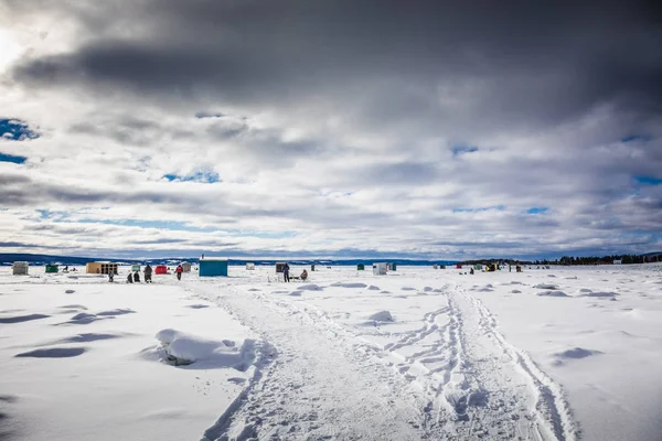 Cabane de pêche à l'éperlan en hiver — Photo