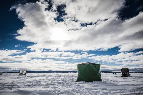 Gelo derreter barraca de pesca no inverno — Fotografia de Stock