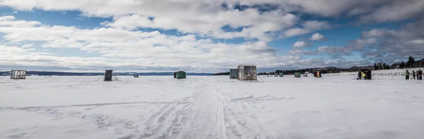 Cabane de pêche à l'éperlan en hiver — Photo