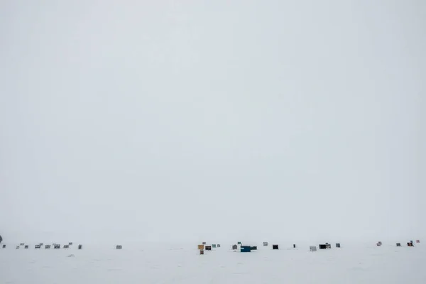 얼음 겨울에 낚시 오두막 빙 어 — 스톡 사진