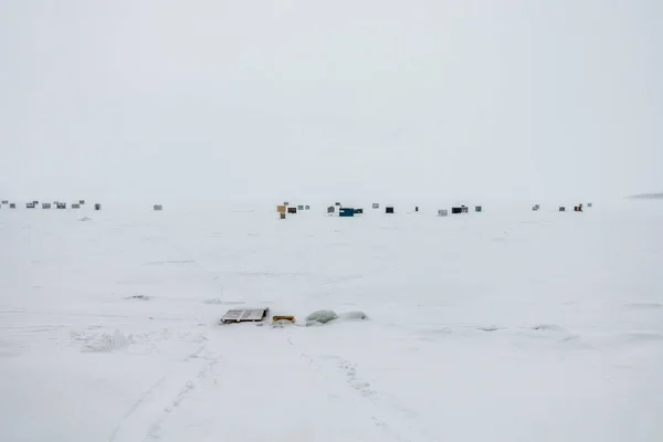 Cabane de pêche à l'éperlan en hiver — Photo