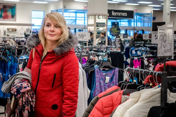 Vrouw op zoek naar aanbiedingen in een winkel van winnaars — Stockfoto