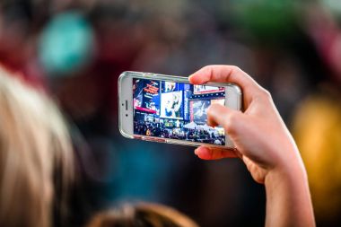 Birisi Times Meydanı'nın bir iphone ile fotoğraf çekimi
