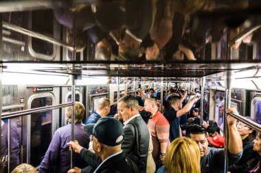 İnsanlar New York'ta metroyla