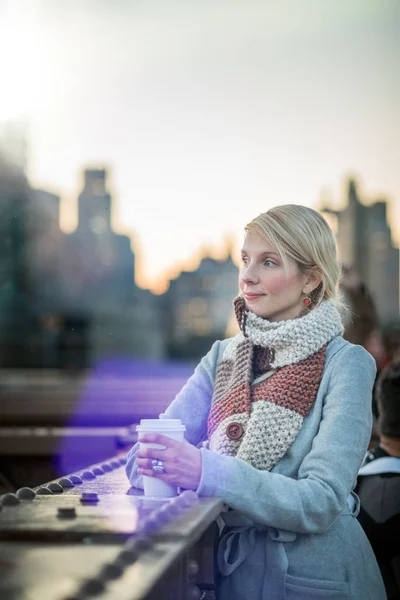 Mulher na ponte de Brooklyn Olhando para Manhattan — Fotografia de Stock