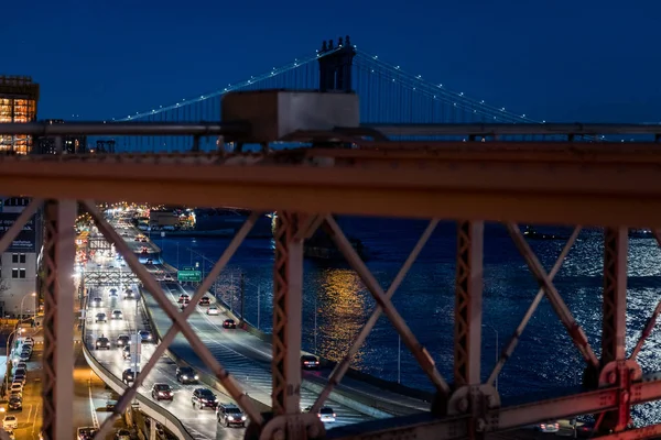 FDR Drive Highway por la noche vista desde el puente de Brooklyn — Foto de Stock
