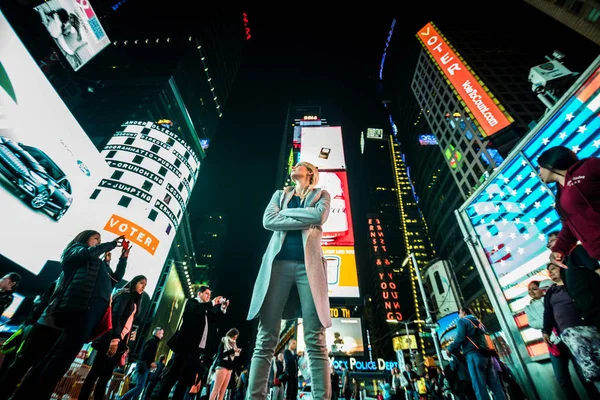 Sesión de fotos en el centro de Times Square de una mujer — Foto de Stock