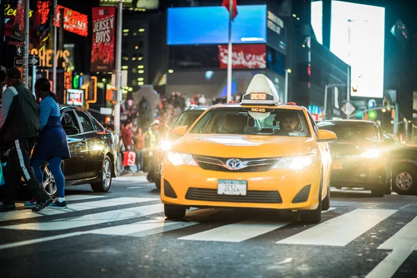 Traffico e cabine ibride a Times Square di notte — Foto Stock