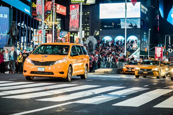 Traffico e cabine ibride a Times Square di notte — Foto Stock