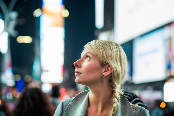 Žena uprostřed Times Square v noci — Stock fotografie