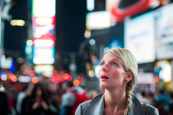 Mulher no meio da Times Square à noite — Fotografia de Stock