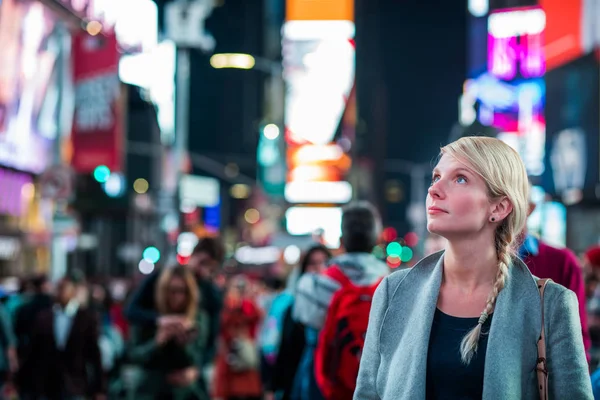 Vrouw in het midden van Times Square in de nacht — Stockfoto