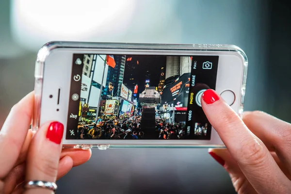 Birisi Times Meydanı'nın bir iphone ile fotoğraf çekimi