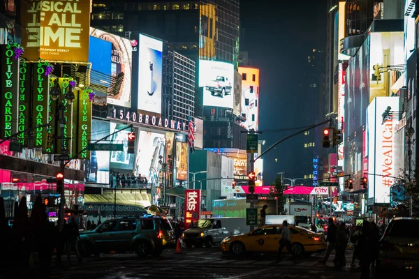 Times Square affollato di notte — Foto Stock