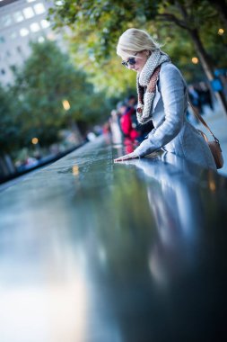 Adları, Dünya Ticaret Merkezi anma töreninde arayan kadın