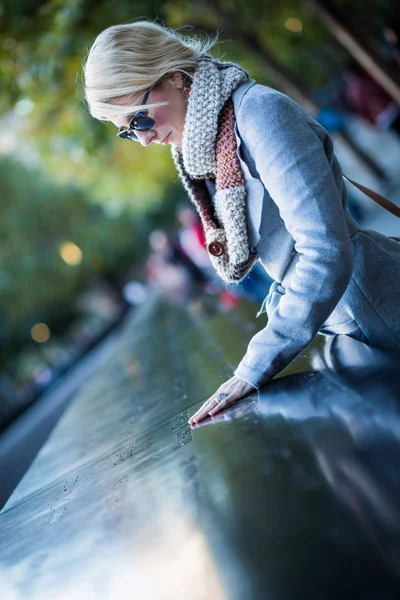 Vrouw kijken naar de namen van World Trade Center Memorial — Stockfoto