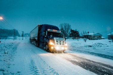 Blizzard Kanada'da bir kış aylarında yolda