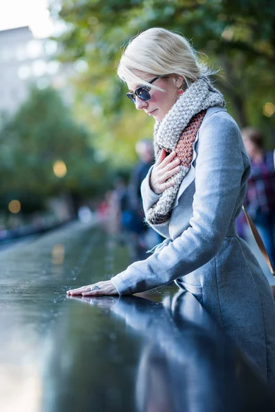 Vrouw kijken naar de namen van World Trade Center Memorial — Stockfoto