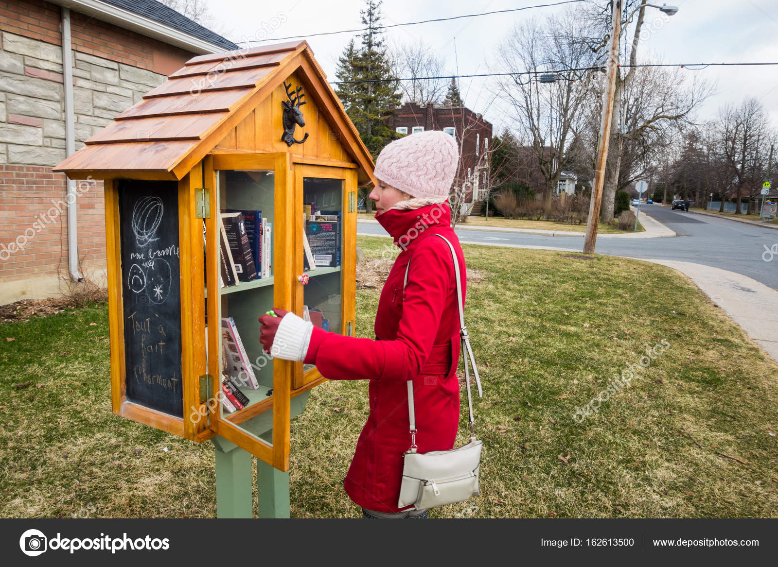 Petite bibliothèque de rue gratuit — Photo éditoriale © aetb #162613500 Petite bibliothèque de rue gratuit — Photo éditoriale © aetb #162613500