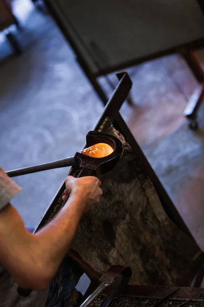 Homme travaillant sur une pièce de verre soufflé — Photo