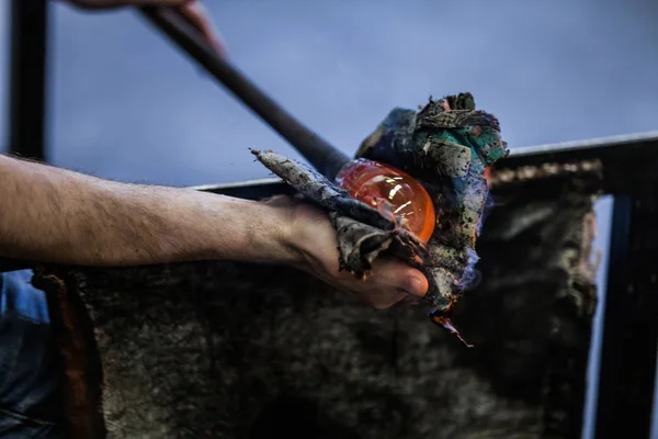 Hombre trabajando en una pieza de vidrio soplado — Foto de Stock