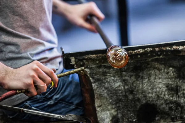 Hombre trabajando en una pieza de vidrio soplado —  Fotos de Stock