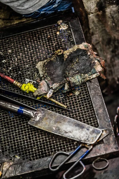 Set di diversi strumenti per soffiare il vetro su un tavolo — Foto Stock