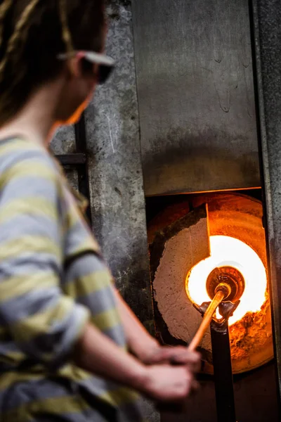 가 마에서 유리 조각 깜박이 glassmaker — 스톡 사진