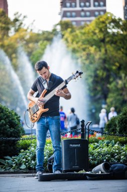 Para için adam gitar