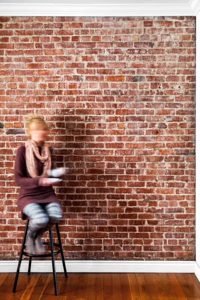 Blurry Woman in front of a Flat brick Wall Perspective — Stock Photo, Image