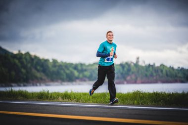 Maratoncu Alone yol ve Okyanus kenarında