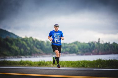 Maratoncu Alone yol ve Okyanus kenarında