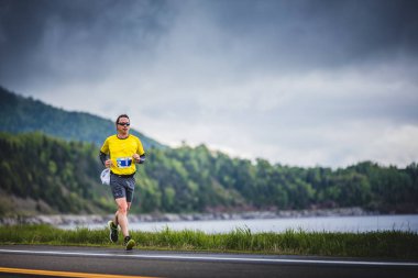 Maratoncu Alone yol ve Okyanus kenarında