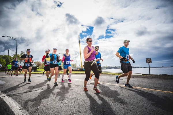 Gente en el primer km de la Maratón — Foto de Stock