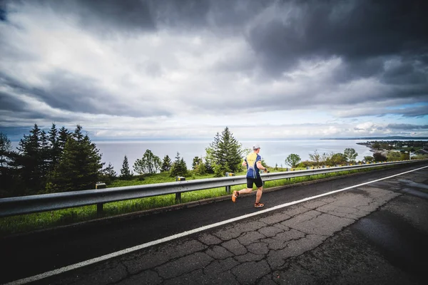 Maratonista rápido solo bajando la colina — Foto de Stock
