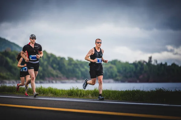 Gruppe von Marathonläufern auf ca. 7km Distanz — Stockfoto