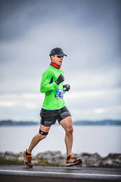 Homem maratonista a cerca de 7 km de distância — Fotografia de Stock