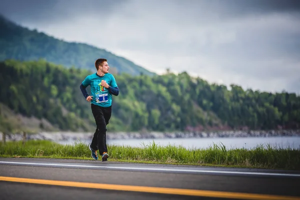 Marathons Alone aan de kant van de weg en de Oceaan — Stockfoto