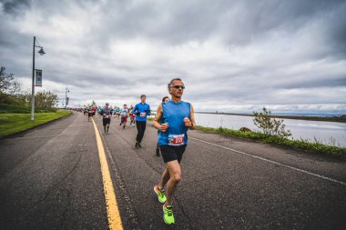 Marathoners hemen sonra başlangıç çizgisi