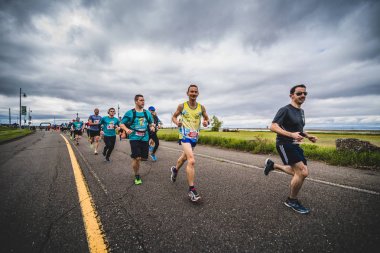 Marathoners hemen sonra başlangıç çizgisi
